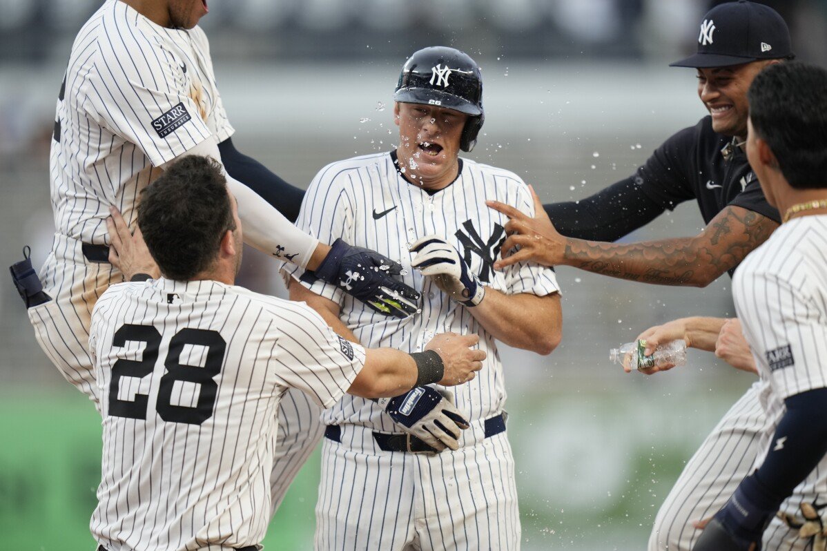 Singel LeMahieu pada inning ke-10 memberikan kemenangan 4-3 bagi Yankees atas Blue Jays